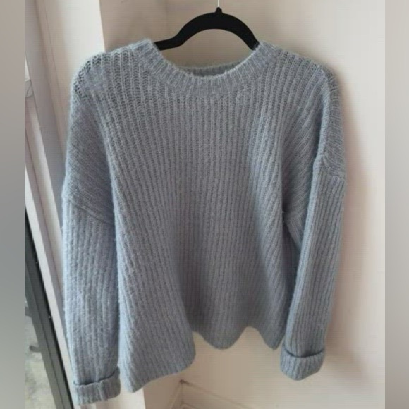 ⭐️ HOST PICK ⭐️ Women's Ice Blue Sweater - Picture 6 of 7